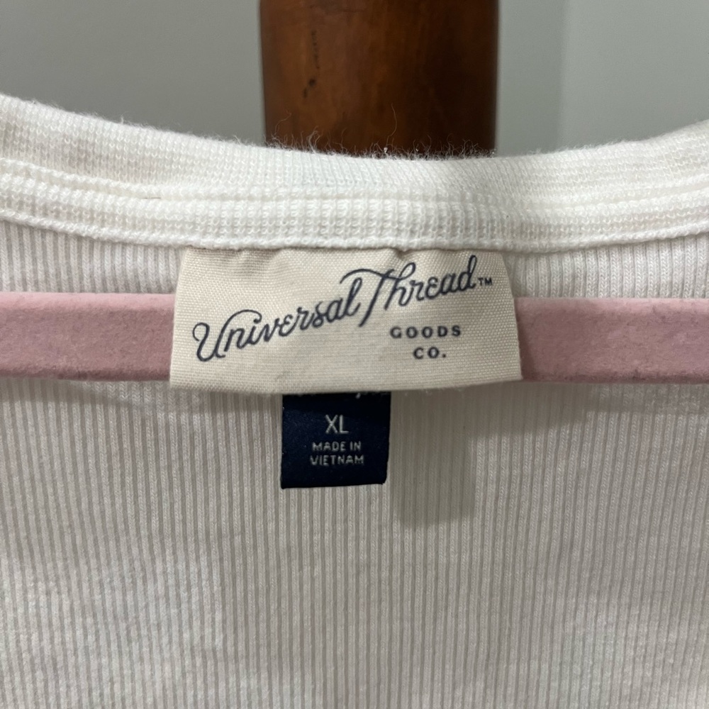 Universal Thread Ribbed White Top - Picture 2 of 2